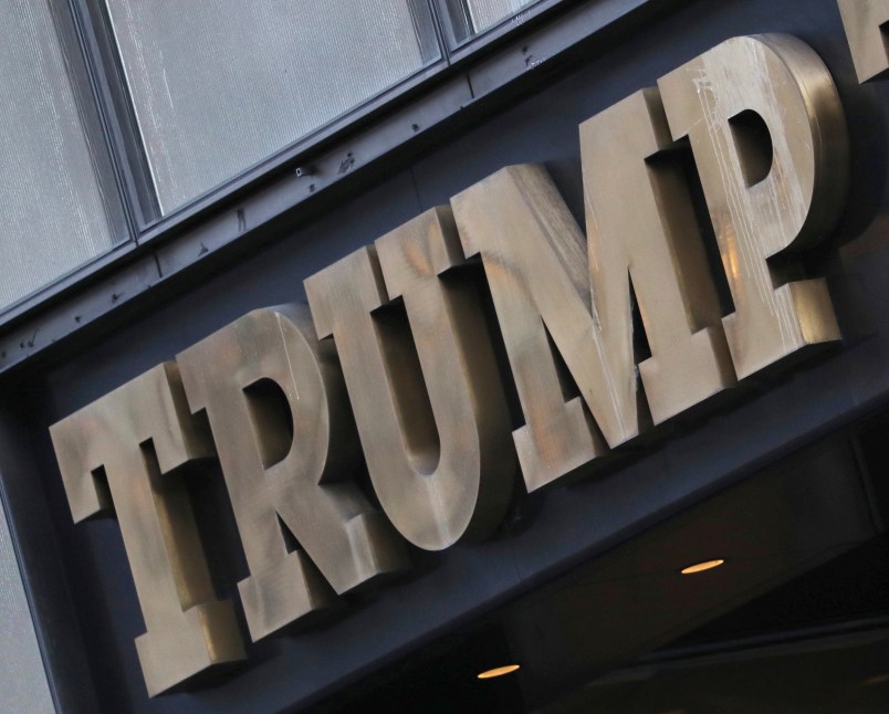 A photo shows the gate of  Trump Tower  where U. S. President-elect Donald Trump  lives  in New York on Nov. 18, 2016. Japanese Prime Minister Shinzo Abe held a meeting with Donald Trump. ( The Yomiuri Shimbun via AP Images )