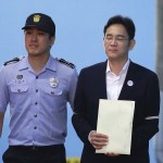 SEOUL, SOUTH KOREA - AUGUST 25:  Lee Jae-yong, vice chairman of Samsung Electronics Co., leave after his verdict trial at the Seoul Central District Court on August 25, 2017 in Seoul, South Korea. Lee was handed down 5 years jail sentence while prosecutors sought a 12-year in prison. Lee, de facto chief of South Korean conglomerate, faces five charges connecting the bribery scandal involving ousted former President Park Geun-hye and her confidant Choi Soon-sil. The verdict affects the business of Samsung, which has launched new Galaxy Note 8 smartphone to wipe out the misery of exploding Note 7 last year.  (Photo by Chung Sung-Jun/Getty Images) *** Local Caption *** Lee Jae-yong /// Please find attached pool photo.