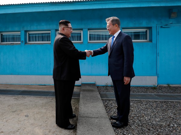 문재인 대통령과 김정은 국무위원장이 군사분계선에서 처음 만나 악수를 하고 있다.