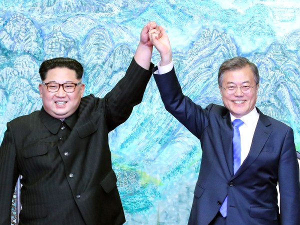 문재인 대통령과 김정은 국무위원장이 27일 오후 판문점 평화의 집에서 열린 남북정상회담에서 한반도의 평화와 번영, 통일을 위한 판문점 선언문에 서명 후 서로 손을 잡고 위로 들어 보이고 있다. 2018.4.27