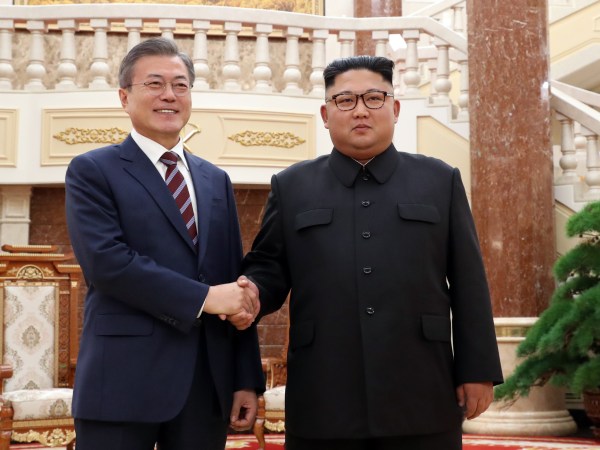 문재인 대통령이 18일 오후 평양 조선노동당 중앙위원회 본부 청사 로비에서 김정은 국무위원장과 정상회담 시작에 전 악수를 하고 있다. 2018.9.18 / 평양사진공동취재단