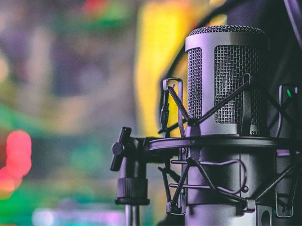 The Podcasting 101 Bundle helps you dive into the lucrative world of podcasting.