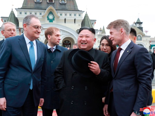 ２４日、ロシアのウラジオストクに到着し、出迎えのモルグロフ外務次官（左から２人目）、コズロフ極東・北極圏発展相（同３人目）、コジェミャコ沿海地方知事（右）と談笑する金正恩朝鮮労働党委員長＝中央（朝鮮中央通信＝朝鮮通信）