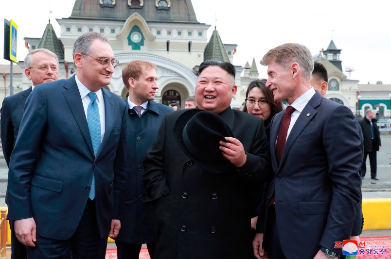 ２４日、ロシアのウラジオストクに到着し、出迎えのモルグロフ外務次官（左から２人目）、コズロフ極東・北極圏発展相（同３人目）、コジェミャコ沿海地方知事（右）と談笑する金正恩朝鮮労働党委員長＝中央（朝鮮中央通信＝朝鮮通信）