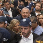 TEL AVIV, ISRAEL - APRIL 02:  Israeli Prime Minster Benjamin Netanyahu and his wife Sara Netanyahu gesture to supporters as they visit Tel Aviv's vegetable market Hatikva on April 2, 2019 in Tel Aviv, Israel.  (Photo by Amir Levy/Getty Images)