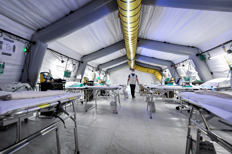 Foto Claudio Furlan - LaPresse 20 Marzo 2020 Cremona (Italia) NewsOspedale da campo realizzato da dalla ong americana Samaritans Purse all’ospedale di CremonaNella foto: la terapia intensivaPhoto Claudio Furlan/Lapresse20 March 2020 Cremona (Italy)Field hospital created by the US Ngo Samaritans Purse at the Cremona hospitalIn the photo: the intensive care unit