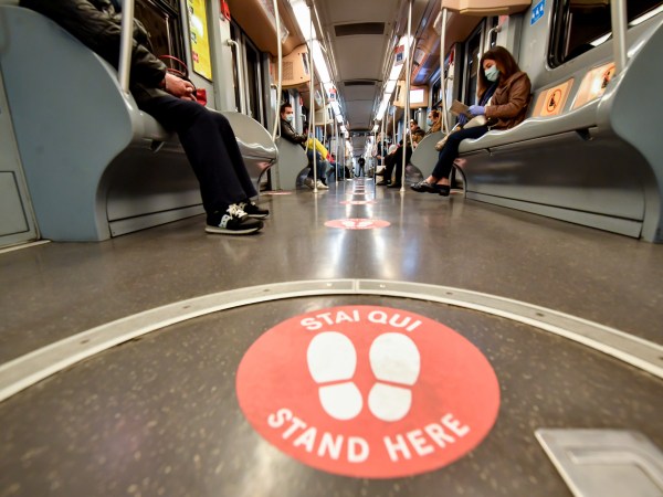 Foto Claudio Furlan - LaPresse 27 Aprile 2020 Milano (Italia) NewsNuova segnaletica su Metropolitana e fermate dei mezzi pubblici Atm per il rispetto della distanza di sicurezzaPhoto Claudio Furlan/Lapresse27 Aprile 2020 Milano (Italy)New signs on the Metro and Atm public transport stops to respect the safety distance