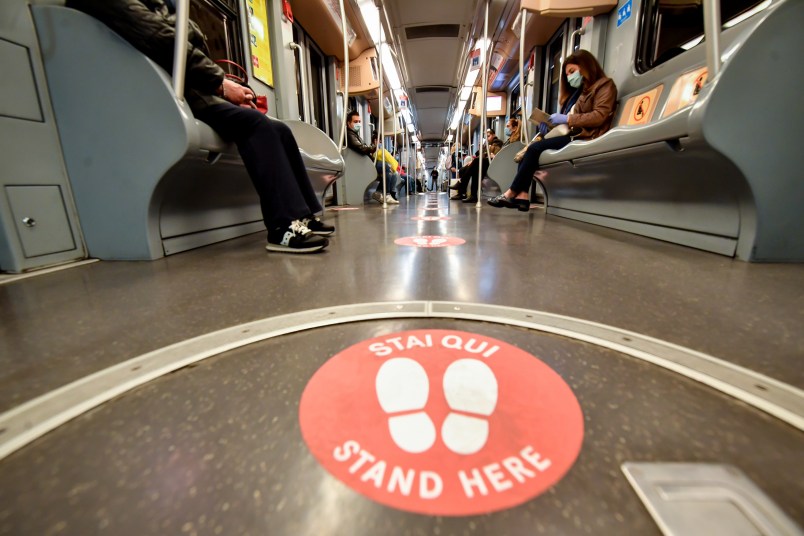 Foto Claudio Furlan - LaPresse 27 Aprile 2020 Milano (Italia) NewsNuova segnaletica su Metropolitana e fermate dei mezzi pubblici Atm per il rispetto della distanza di sicurezzaPhoto Claudio Furlan/Lapresse27 Aprile 2020 Milano (Italy)New signs on the Metro and Atm public transport stops to respect the safety distance