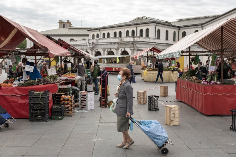 Foto Marco Alpozzi/LaPresse 04 Maggio 2020 Torino, Italia CronacaFASE 2 - Emergenza COVID-19 (Coronavirus) in Piemonte - Riapre il mercato di Porta Palazzo a TorinoNella foto: Persone con la mascherina fanno la spesa Photo Marco Alpozzi/LaPresse May 04, 2020 Turin, Italy NewsPhase two - COVID-19 (Coronavirus) emergency in Piedmont - Torino's Porta Palazzo Food market re-opened In the pic: people wearing protective mask, walks and buy in the market