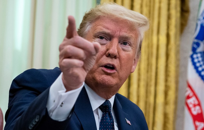 NYTVIRUS -President Donald Trump with Attorney General William Barr, make remarks before signsing an executive order in the Oval Office that will punish Facebook, Google and Twitter for the way they police content online, Thursday, May 28, 2020. ( Photo by Doug Mills/The New York Times)