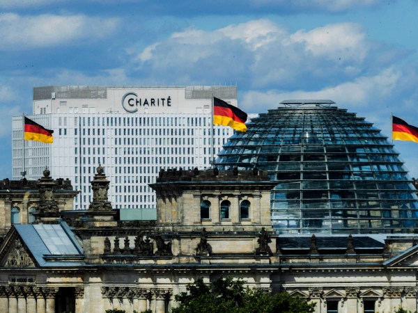 25 August 2020, Berlin: The bed skyscraper of the Berliner Charite can be seen behind the Reichstag building (photographed through a window pane). In the clinic the Russian oppositional Nawalny is treated. Doctors of the Berliner Charite assume that the Kremlin critic was poisoned. Photo: Christoph Soeder/dpa