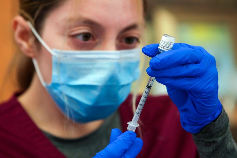 Los Angeles , CA - May 14: Alma Sevilla preparers Pfizer COVID-19 vaccine vial at a mobile vaccine clinic held at Roosevelt Park on Friday, May 14, 2021 in Los Angeles , CA. (Irfan Khan / Los Angeles Times)